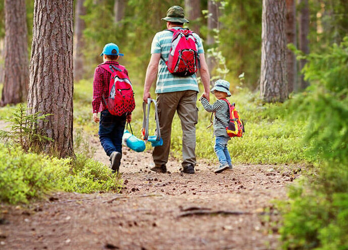 Familie mit zwei Jungen im Wald